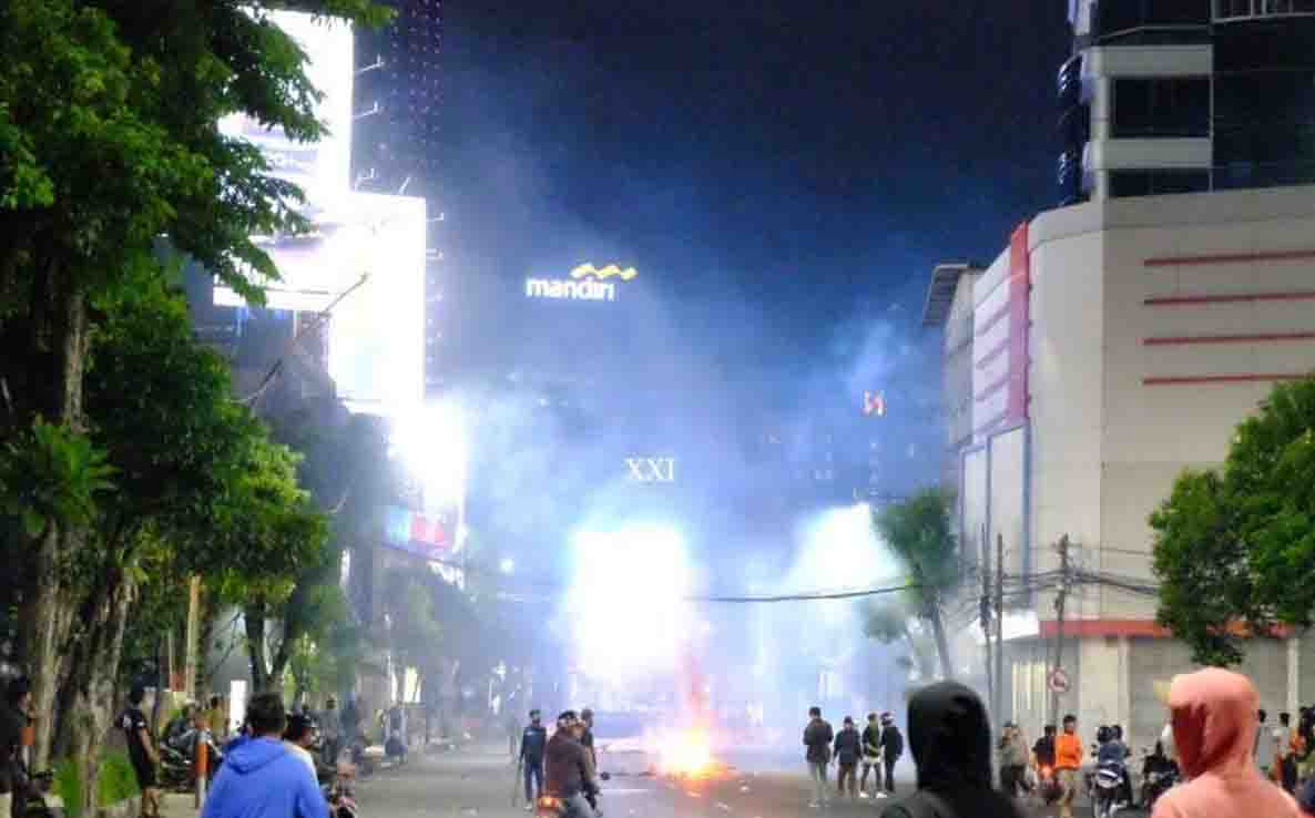 Aksi Demo Memanas, Tunjungan Plaza Surabaya Hentikan Operasional Sejak Sore