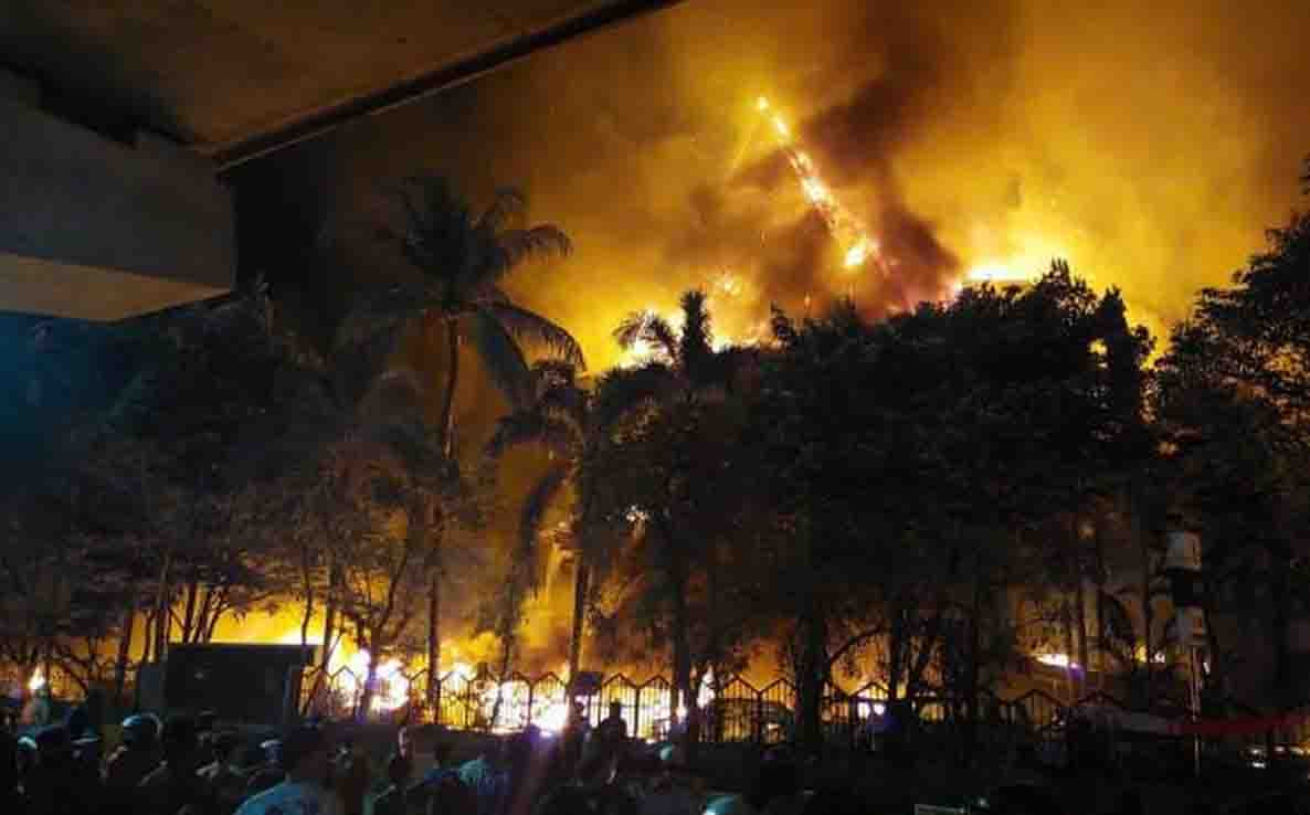 DPRD Makassar Hangus Terbakar, Kobaran Api Jadi Simbol Perlawanan Massa