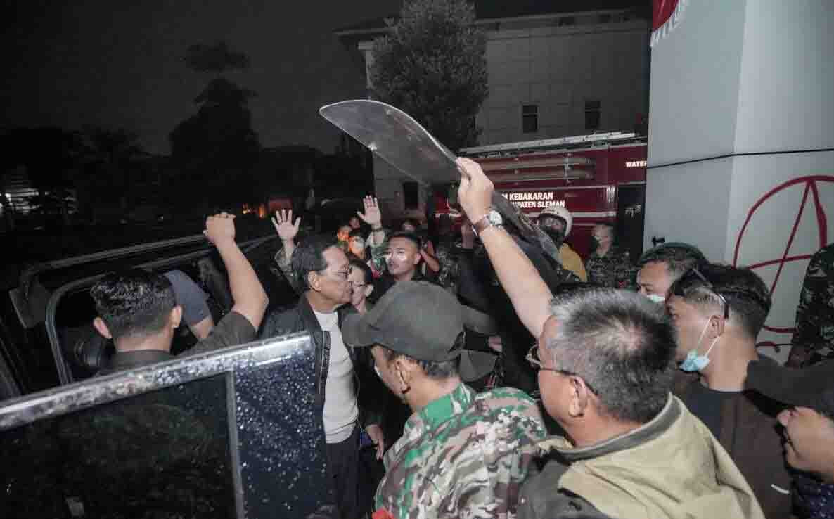 Malam Tegang di Yogya, Sri Sultan HB X Terobos Massa Aksi dan Masuk Mapolda DIY