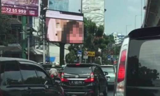 Film Porno yang Terputar di Videotron Jakarta Hingga 5 Menit Sebabkan Macet Total di Jalan Wijaya dan Prapanca
