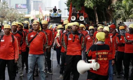 Massa Buruh Padati Jalan Gatot Subroto Siap Demo DPR