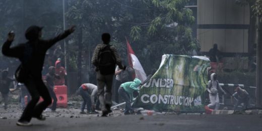 Demonstran Terus Serang Gedung BPK Tempat Brimob Bertahan