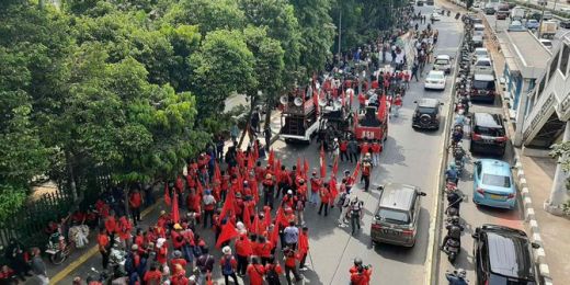 Bergerak Menuju DPR, Massa Dicegat Polisi di Kolong Flyover Senayan