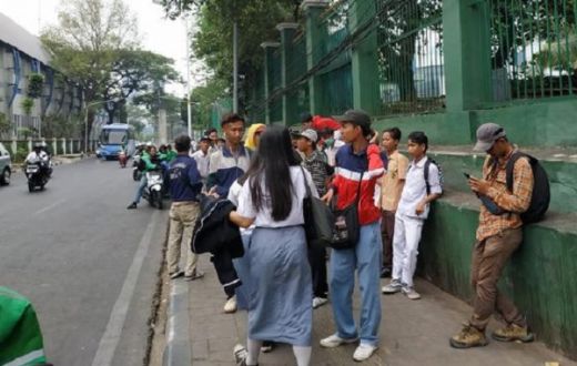 Jelang Demo, Pelajar Mulai Padati Stasiun Palmerah