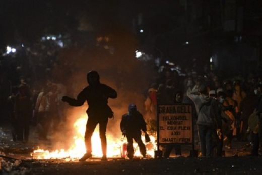 Makin Mencekam, Massa Demonstrasi DPR Mulai Serang Mobil Polisi