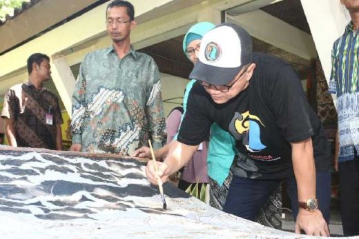 Blusukan di Pasar Seni Bantul, Zulkifli Hasan Belajar Membatik dan Borong Kain