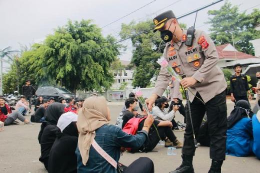 Aksi Kapolres Karawang Saat Kawal dan Amankan Aksi Unras dengan Humanis Viral di Medsos