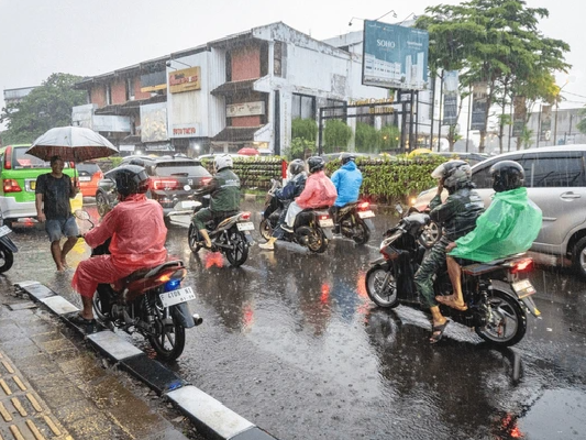 Hujan Merata Guyur Jabodetabek Minggu, BMKG Peringatkan Potensi Cuaca Ekstrem