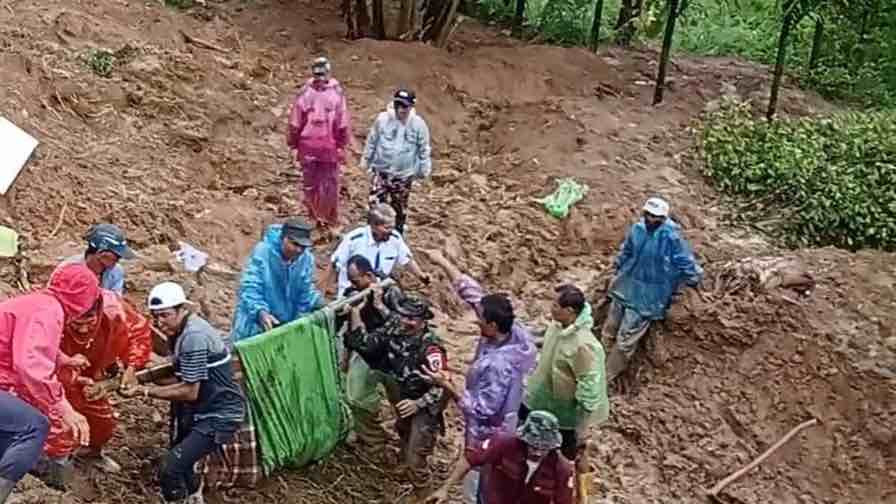 Pengabdian di Tengah Longsor Sumbar, Satu Prajurit Ditemukan Gugur dan Satu Lagi Belum Terlacak