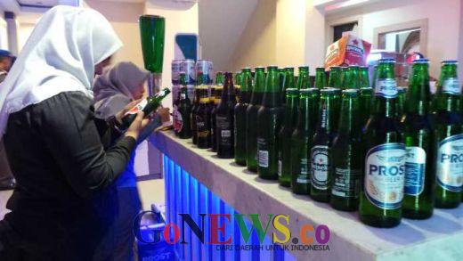 Busyet! Ratusan Botol Minuman Beralkohol Ditemukan Petugas Satpol PP dari 2 Karaoke Keluarga di Pekanbaru