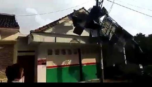 Puting Beliung Terjang Cirebon, 1 Tewas, 165 Rumah Rusak