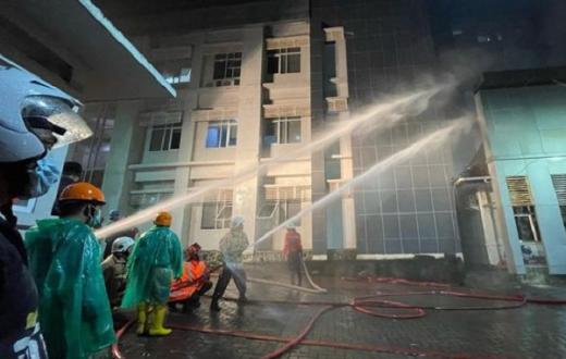 RS Dokter Kariadi Semarang Kebakaran, Petugas Selamatkan Pasien