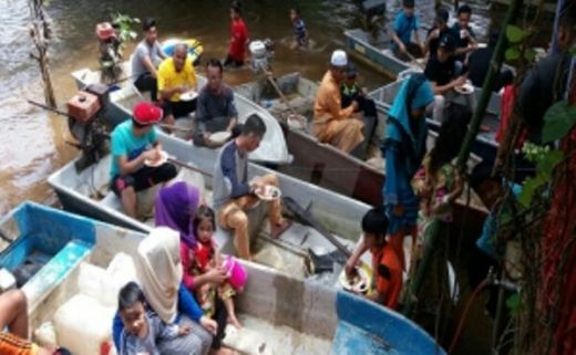 Gara-gara Banjir, Tamu Pesta Pernikahan Makan di Atas Perahu