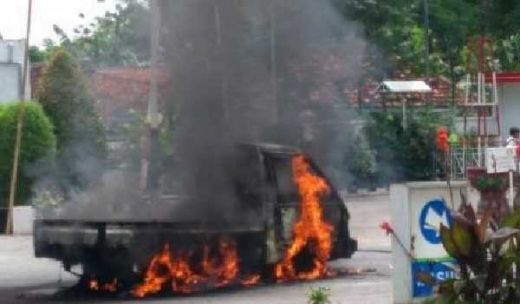 Mau Isi Bahan Bakar, Mobil Bak Terbuka Ini Tiba-tiba Terbakar di SPBU