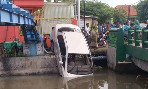 Ada Dugaan Kerusakan Mesin, Honda City Nyemplung Sungai