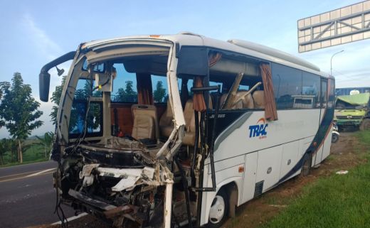Bus Rombongan Kyai PWNU Jatim Oleng Tabrak Truk Hino di Cipali, Enam Orang Terluka