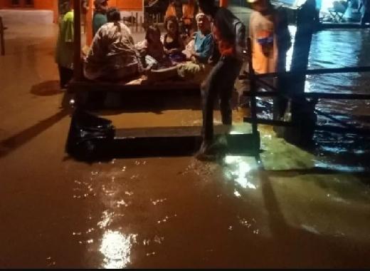 Banjir Lumpur Sepinggang Orang Dewasa Terjang Mandalika