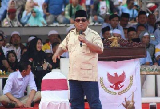 Prabowo Terharu Lihat Rakyat Rela Kepanasan dan Beri Sumbangan di Sidoarjo