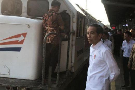 Nostalgia Masa Muda, Jokowi Tinjau Mudik Lebaran di Stasiun Senen
