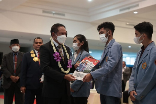 Menpora Amali Serahkan Beasiswa Universitas Prof. Dr. Moestopo untuk Atlet Berprestasi