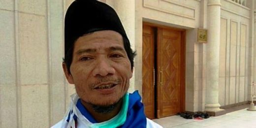 Bisa Naik Haji, Buruh Pengangkut Pasir Ini Menangis Saat Berdoa di Raudhah