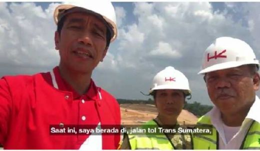 Ini Dia Gaya Jokowi Nge-Vlog Bareng 2 Menteri di Proyek Tol Pekanbaru-Dumai