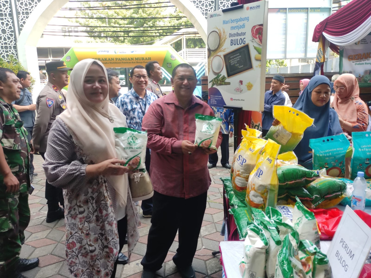 Warga Serbu Penjualan Pangan Murah Bapanas di Sekolah Saadatuddarain