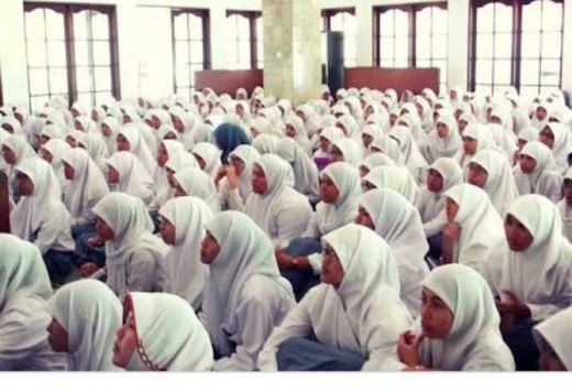 Selain Menjaga Kearifan Lokal, Apakah Kewajiban Jilbab Siswi SMU di Riau Bentuk Pelanggaran Kebhinekaan?