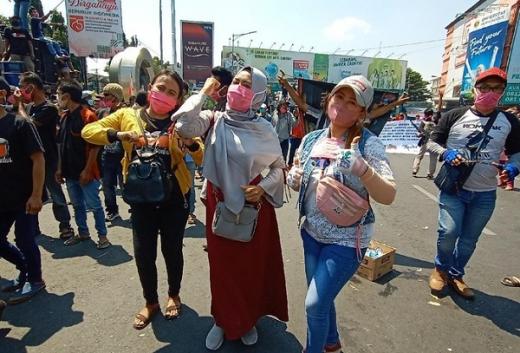 6 Bulan Tak Manggung Gegara Corona, Ratusan Biduan Dangdut Demo