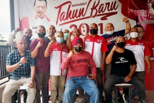 Bupati Probolinggo Di-OTT, Puluhan Anggota LSM Gunduli Kepala