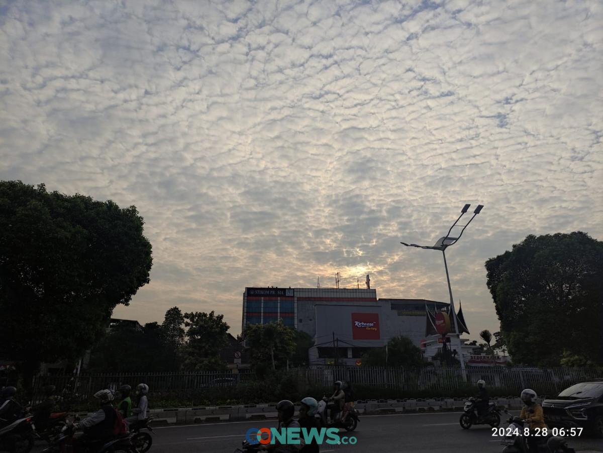 Sejumlah Wilayah di Jakarta Berawan di Siang Hari