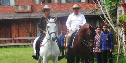 Ini Penampakan Keseruan Jokowi-Prabowo saat Kompak Naik Kuda Pakai Topi Koboi