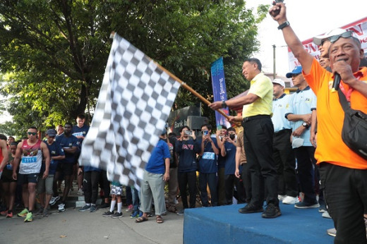 Menpora Amali Lepas Peserta Lomba Lari Marathon USM-SMN 10K