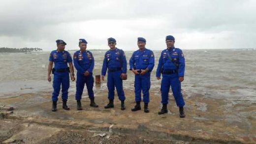 Hujan Tak Jadi Penghalang Ditpolairud dalam Menyisir Korban Tsunami di Tepi Pantai