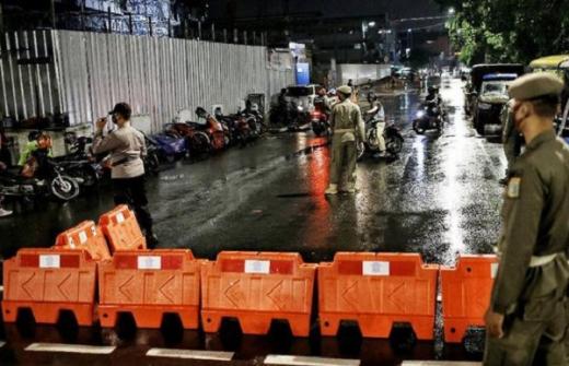Banyak Petugas Berjaga di Monas, Warga Kecewa Gagal Tahun Baru di Ancol