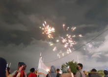 Selamat Tahun Baru 2023! Langit Pantai Losari Makassar Penuh Kembang Api